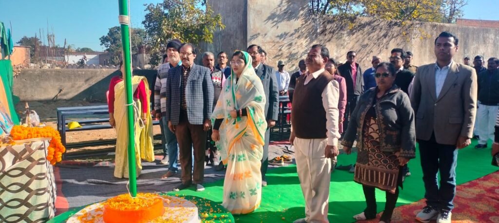 Sidhi news:रंगारंग कार्यक्रमों के बीच जनपद अध्यक्ष कुसमी ने सीएम राइज कुसमी मे फहराया तिरंगा 2 IMG 20250126 WA0031 News E 7 Live