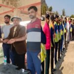 Sidhi news:सरपंच का कारनामा, पूर्व से निर्मित सड़क में कराया जा रहा मुरूम का छिड़काव 20250211 110510 News E 7 Live