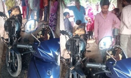 Sidhi crime:रहस्यमयी आग से सुलगी दो मोटरसाइकिलें,रामपुर नैकिन थाना क्षेत्र के सरदा गांव में सनसनी 20251031 162305 News E 7 Live