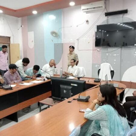 Sidhi news:जनसुनवाई में सीईओ जिला पंचायत ने सुनी 203 आवेदकों की समस्याएं FB IMG 1761660059992 News E 7 Live