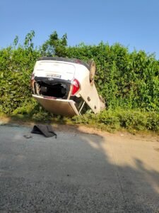 अनियंत्रित होकर पलटी महिंद्रा मराजो, दो लोग बाल-बाल बचे 2 IMG 20251018 WA0037 News E 7 Live