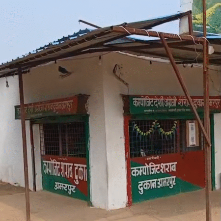 पीएम आवास में खुली सरकारी शराब दुकान, नियमों की अनदेखी से ग्रामीणों में आक्रोश IMG 20251025 174907 News E 7 Live