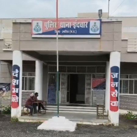 दुष्कर्म का आरोपी पुलिस अभिरक्षा से फरार, इंदवार थाने की बड़ी लापरवाही से मचा हड़कंप IMG 20251028 204001 News E 7 Live