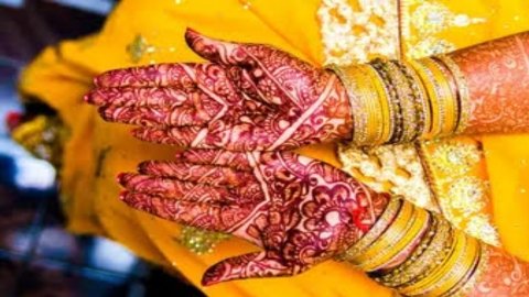 Bridal Bangles: Wedding Day पर ट्राई करें ये 10 Trendy Bridal Bangle Designs जो आपके Bridal Look को बनाएंगे Truly Perfect 4 20251115 164033 News E 7 Live