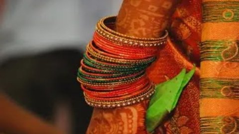 Bridal Bangles: Wedding Day पर ट्राई करें ये 10 Trendy Bridal Bangle Designs जो आपके Bridal Look को बनाएंगे Truly Perfect 3 20251115 164046 News E 7 Live