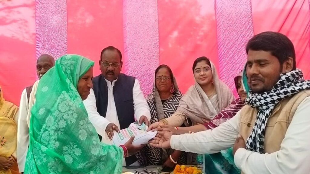 Sidhi news:उन्नत बीज वितरण कार्यक्रम में सैकड़ों किसान लाभान्वित, विधायक कुंवर सिंह टेकाम ने बढ़ाया उत्साह 3 20251120 153933 News E 7 Live