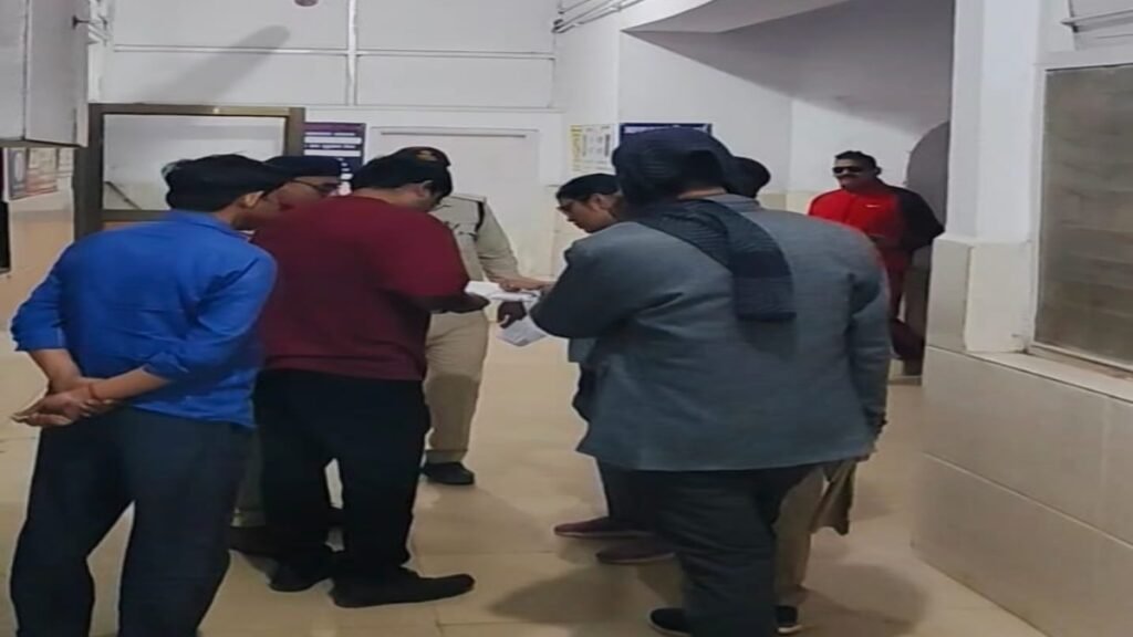 Sidhi news:“रात की खामोशी में चीख बनकर गूंजी निर्दयता” — शराबी पति ने पत्नी पर ज्वलनशील पदार्थ उड़ेलकर लगा दी आग, महिला 60% तक गंभीर रूप से झुलसी 1 20251125 184219 News E 7 Live
