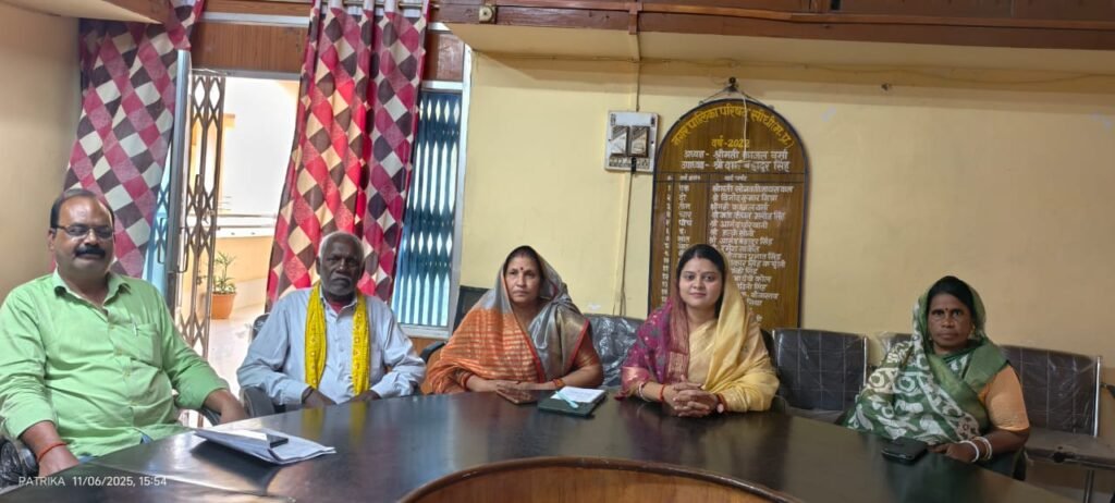 Sidhi news:नपा अध्यक्ष के खिलाफ भाजपा पार्षदों ने खोला मोर्चा,अध्यक्ष के ससुर की नपा में उपस्थिति को लेकर जताया कड़ा विरोध 4 IMG 20251107 WA0000 News E 7 Live