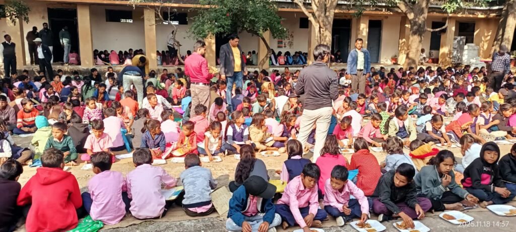 Sidhi news:शासकीय उच्चतर माध्यमिक विद्यालय खड्डी में इंग्लिश ओलंपियाड परीक्षा संपन्न, 514 विद्यार्थियों ने लिया उत्साहपूर्ण भाग. 10 IMG 20251118 WA0016 News E 7 Live