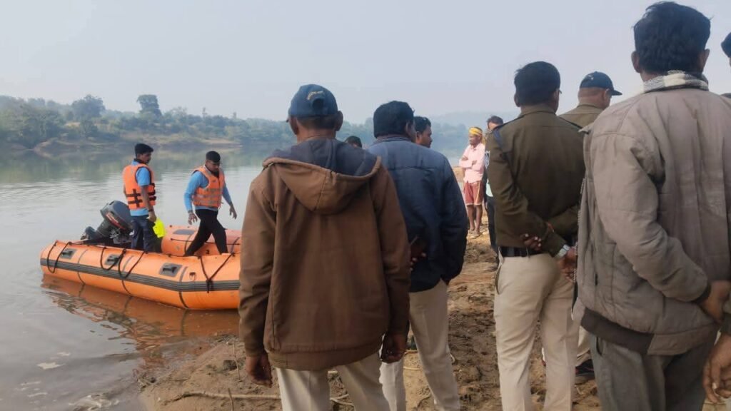 Sidhi news:भंवरसेन पुल पर मिली चप्पलें, दो दिन से लापता 56 वर्षीय महिला: सोन नदी में कूदने की आशंका, पुलिस-एसडीआरएफ का सर्च ऑपरेशन जारी 7 IMG 20251119 WA0009 News E 7 Live