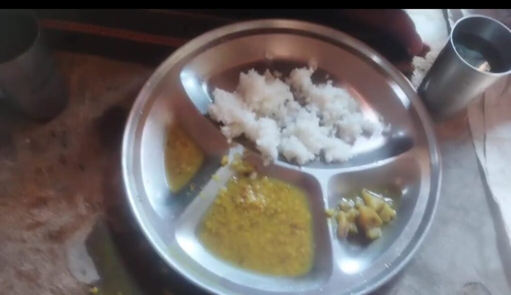 Sidhi news:मेन्यू सिर्फ कागज़ों में, थालियों में नहीं: कुसमी के विद्यालयों में बच्चों को नहीं मिल रहा पोषण 4 IMG 20251120 WA0005 News E 7 Live