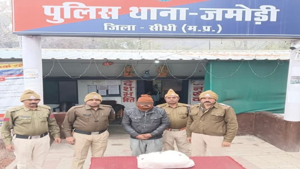 Sidhi news:नशे के सौदागरों पर 'प्रहार 2.0': जमोड़ी पुलिस ने मोटरसाइकिल सवार तस्कर को गांजे सहित दबोचा 7 20251221 163955 News E 7 Live