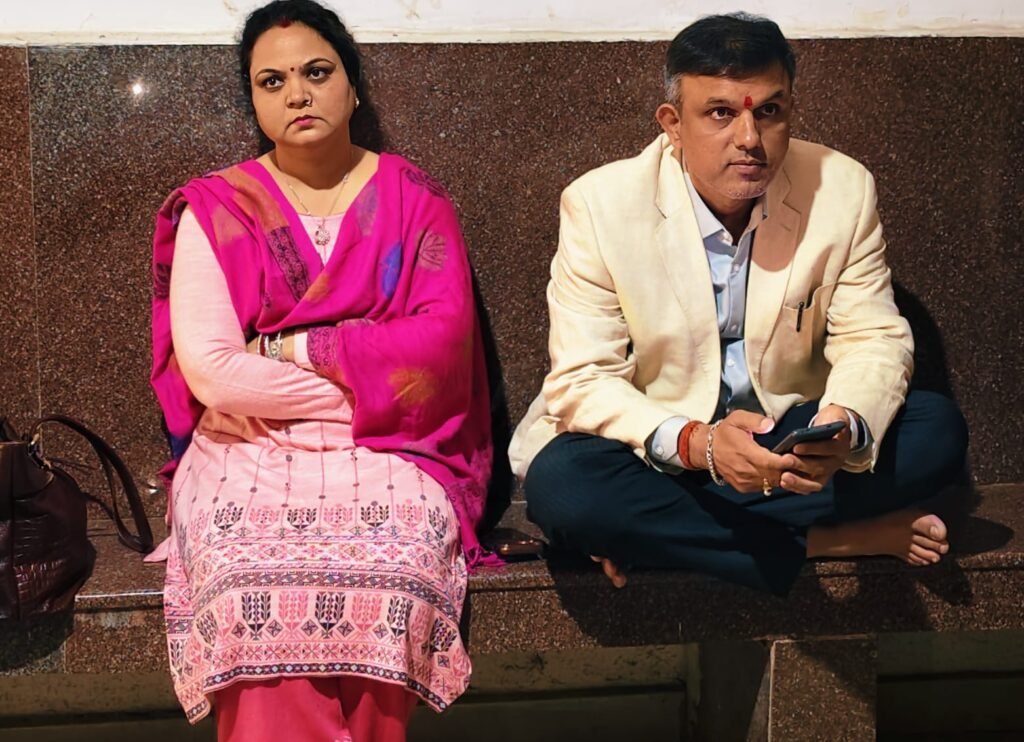 Sidhi news:जन सुनवाई के लिए कलेक्टर चेंबर के बाहर बैठे डॉ. अनूप 5 IMG 20251203 WA0003 News E 7 Live