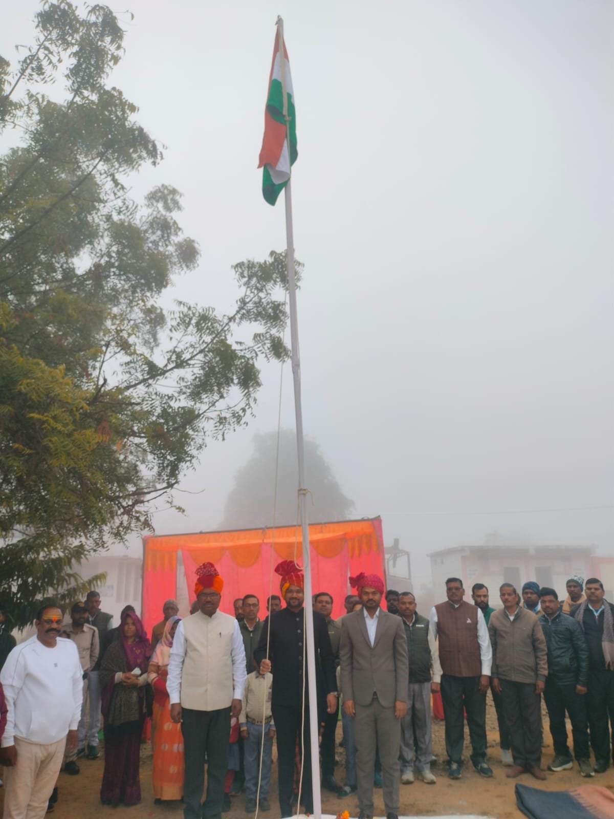 Sidhi news:कुसमी में गणतंत्र दिवस का गरिमामयी आयोजन, एसडीएम वी.के. आनंद ने तहसील कार्यालय में किया ध्वजारोहण 5 IMG 20260126 WA0002 News E 7 Live