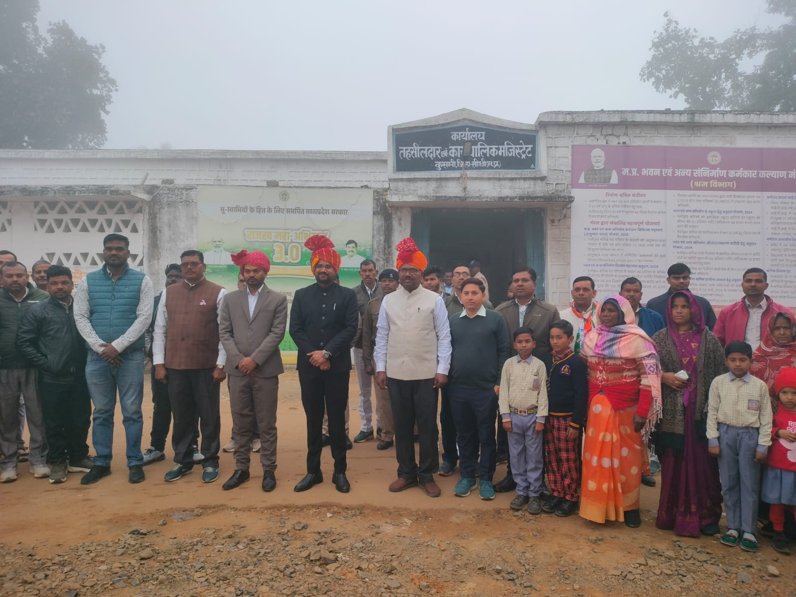 Sidhi news:कुसमी में गणतंत्र दिवस का गरिमामयी आयोजन, एसडीएम वी.के. आनंद ने तहसील कार्यालय में किया ध्वजारोहण 7 IMG 20260126 WA0004 News E 7 Live