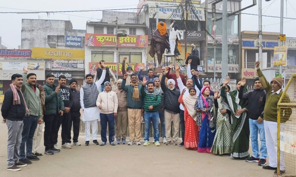 Sidhi news:महात्मा गांधी की पुण्यतिथि पर कांग्रेसजनों ने दी श्रद्धांजलि, गांधी विचारों पर चलने का लिया संकल्प 3 IMG 20260130 WA0019 News E 7 Live