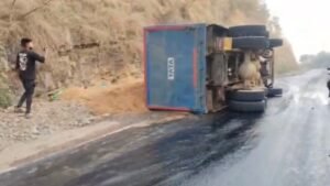 तेज रफ्तार हाईवा पलटा,अमिलिया बहरी सोन नदी पुल पर बड़ा हादसा,