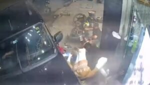 तेज रफ्तार स्कार्पियो का कहर,भीड़भाड़ वाले सुभाष मार्ग पर मची अफरा-तफरी, तीन लोग चपेट में