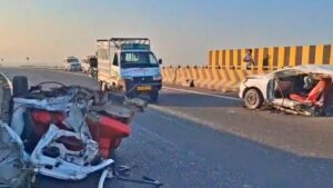 तेज रफ्तार कार पुल की दीवार से टकराकर दो भागों में बंटी, तीन की मौत, एक गंभीर