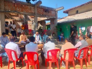 सीधी सांसद डॉ. राजेश मिश्रा पहुंचे मृतक पुजारी इंद्रभान द्विवेदी के घर, परिजनों को दी सांत्वना