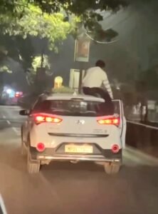 ​चलती कार की छत पर 'जश्न,,ड्राइवर ने चलती गाड़ी का दरवाजा खोला