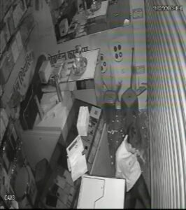 मोबाइल दुकान का शटर तोड़ 5 लाख के 32 मोबाइल पार,सीसीटीवी कैमरों में कैद