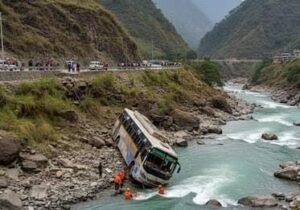 बड़ा हादसा, यात्री बस नदी में गिरी, 18 लोगों की मौत