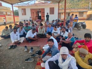 तहसील परिसर में अनिश्चितकालीन धरना, बाजार बंद, प्रशासन नदारद होने से बढ़ा आक्रोश