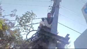 कलेक्टर नहीं मिले तो ट्रांसफार्मर पर चढ़ा शराबी युवक,पत्नी को वापस बुलाने लगाई कलेक्टर से गुहार