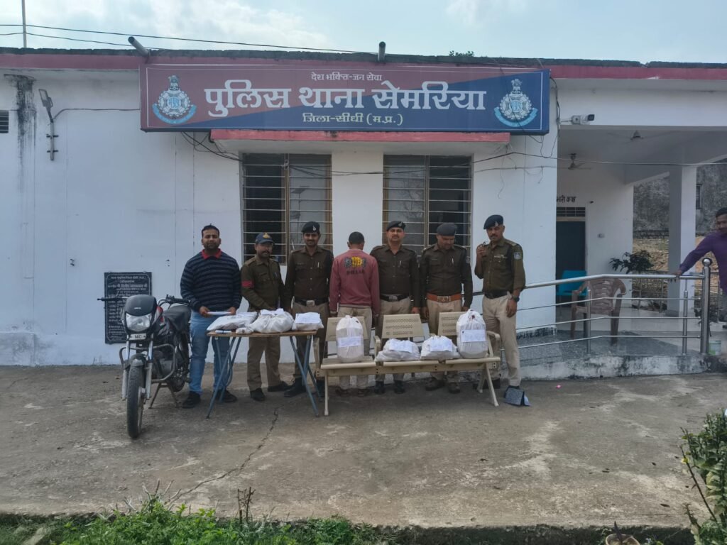 अभियान प्रहार 2.0 के तहत सीधी पुलिस की बड़ी कार्रवाई, 251 शीशी अवैध कफ सिरप के साथ तस्कर गिरफ्तार 2 IMG 20260228 WA0025 News E 7 Live