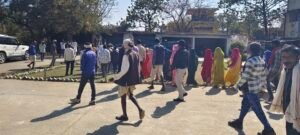 संजय टाइगर रिजर्व के बीच बसे 6 गांवों का हुंकार: “घर नहीं छोड़ेंगे, सुविधाएं दो”, 400 ग्रामीणों संग सरपंच पहुंचे कलेक्ट्रेट