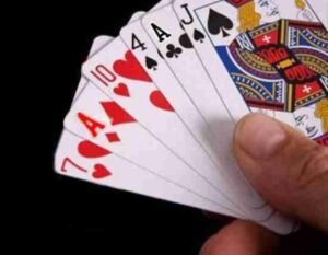 चक्की के खुले कमरे में जुआ, 52 पत्ते और 7300 रुपये जब्त