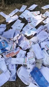 उमरिया में पहचान दस्तावेजों का बड़ा खुलासा, तालाब किनारे मिले हजारों आधार और बैंक कागजात 1 Videoshot 20260214 214047 News E 7 Live