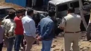 दर्दनाक हादसा, कार में जिंदा जले पिता-पुत्र, कई और वाहनों में भी लगी आग