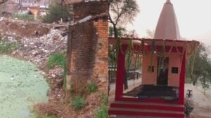 राम के नाम पर वोट, तालाब पर गंदगी!” रामपुर तालाब के भीटा पर दुकानें, लैट्रिन पाइप सीधे तालाब में