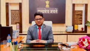 सीएम हेल्पलाइन शिकायतों में लापरवाही पर कलेक्टर सख्त,18 विभागों के अधिकारियों को कारण बताओ नोटिस