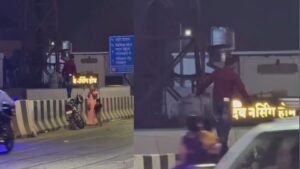 फ्लाईओवर पर खतरनाक स्टंट, पत्नी ने बनाया वीडियो,वायरल क्लिप पर फिर हरकत में पुलिस
