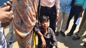 पुराने विवाद ने लिया हिंसक रूप,युवक से पहले गांव में मारपीट, फिर अस्पताल में डॉक्टर पर लगा थप्पड़ और चाकू जैसे वार का आरोप