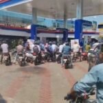 पेट्रोल को लेकर अफवाहों से मचा हड़कंप, पंपों पर उमड़ी भीड़,प्रशासन बोला नहीं है कोई कमी