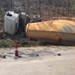 तेज रफ्तार बल्कर हादसा, पहाड़ी से टकराकर पलटा वाहन, ड्राइवर गंभीर,रीवा रेफर की तैयारी