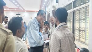 जनसुनवाई में बदला सिस्टम, कलेक्टर खुद पहुंचे लोगों के बीच, 4 बजे तक सुनी सैकड़ों समस्याएं