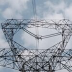 हाई टेंशन टावर पर चढ़ा युवक, घंटों चली मशक्कत, प्रशासन और परिजन मनाने में जुटे