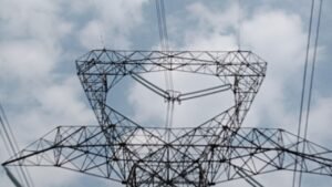 हाई टेंशन टावर पर चढ़ा युवक, घंटों चली मशक्कत, प्रशासन और परिजन मनाने में जुटे