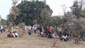 हाई टेंशन टावर में चढ़ा युवक घंटो मस्कत के बाद उतरा नीचे