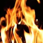 लड़की के मोबाइल से मैसेज करके जंगल बुलाया, पहुंचे तो पेट्रोल डालकर जला दिया था