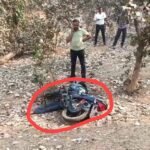 सड़क किनारे मोटरसाइकिल के नीचे दबा मिला युवक का शव, हत्या की आशंका से इलाके में सनसनी