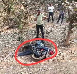 सड़क किनारे मोटरसाइकिल के नीचे दबा मिला युवक का शव, हत्या की आशंका से इलाके में सनसनी