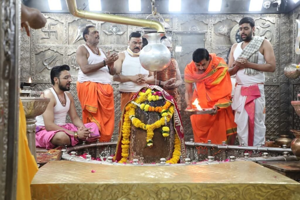 मुख्यमंत्री डॉ. मोहन यादव ने महाकाल मंदिर में की पूजा-अर्चना, गेर की ध्वजा और अखाड़े के शस्त्रों का किया पूजन 4 IMG 20260308 WA0007 News E 7 Live