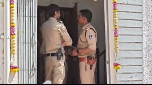 दंपत्ति की संदिग्ध मौत,पत्नी मृत मिली और पति फंदे पर लटका मिला