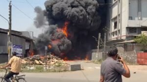 सूरत की केमिकल फैक्ट्री में लगी भीषण आग, 30 से अधिक धमाके